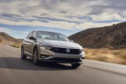 2022 Volkswagen Jetta Driving in Silver